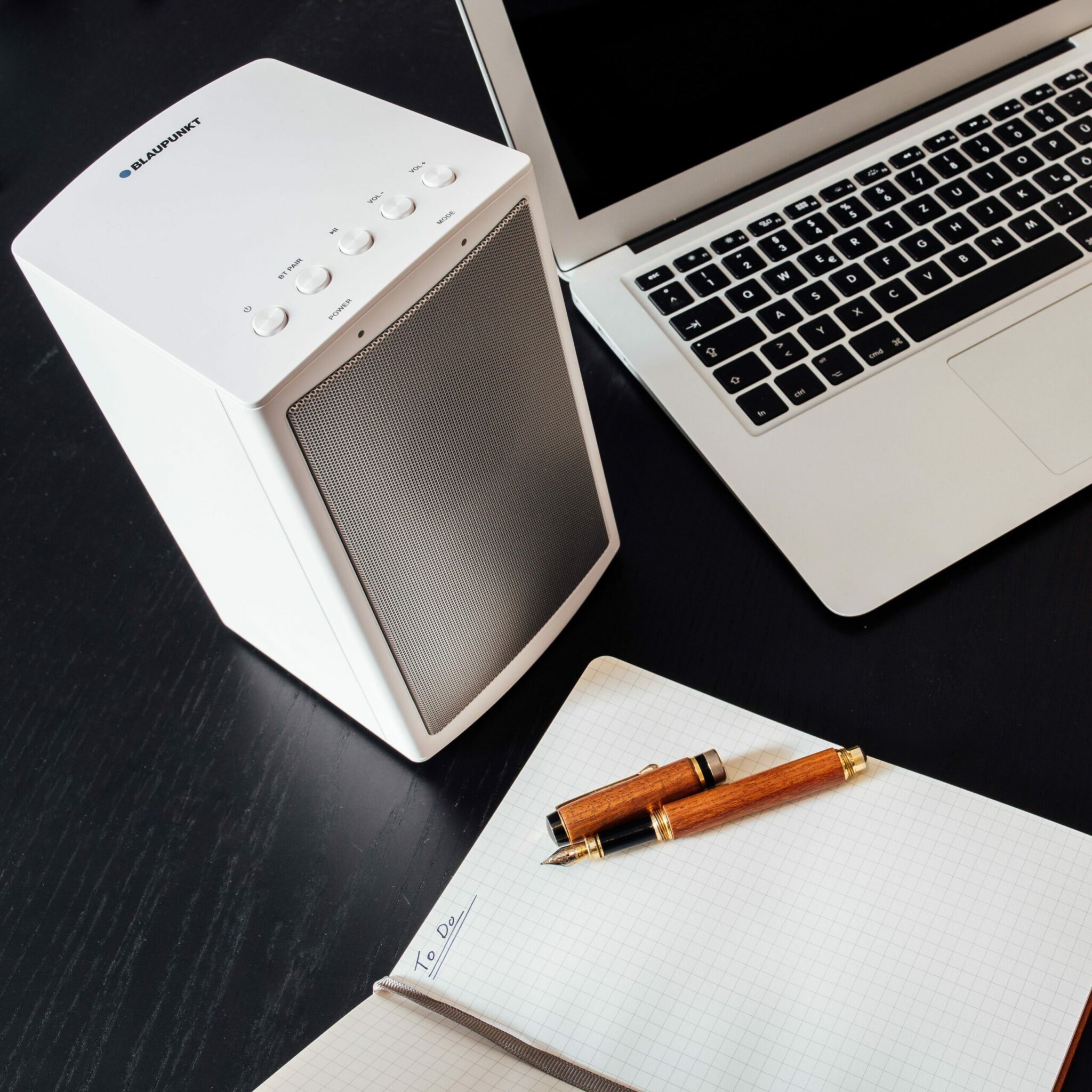 MR_50_body2__MR 50 WH_Mood_Office-2